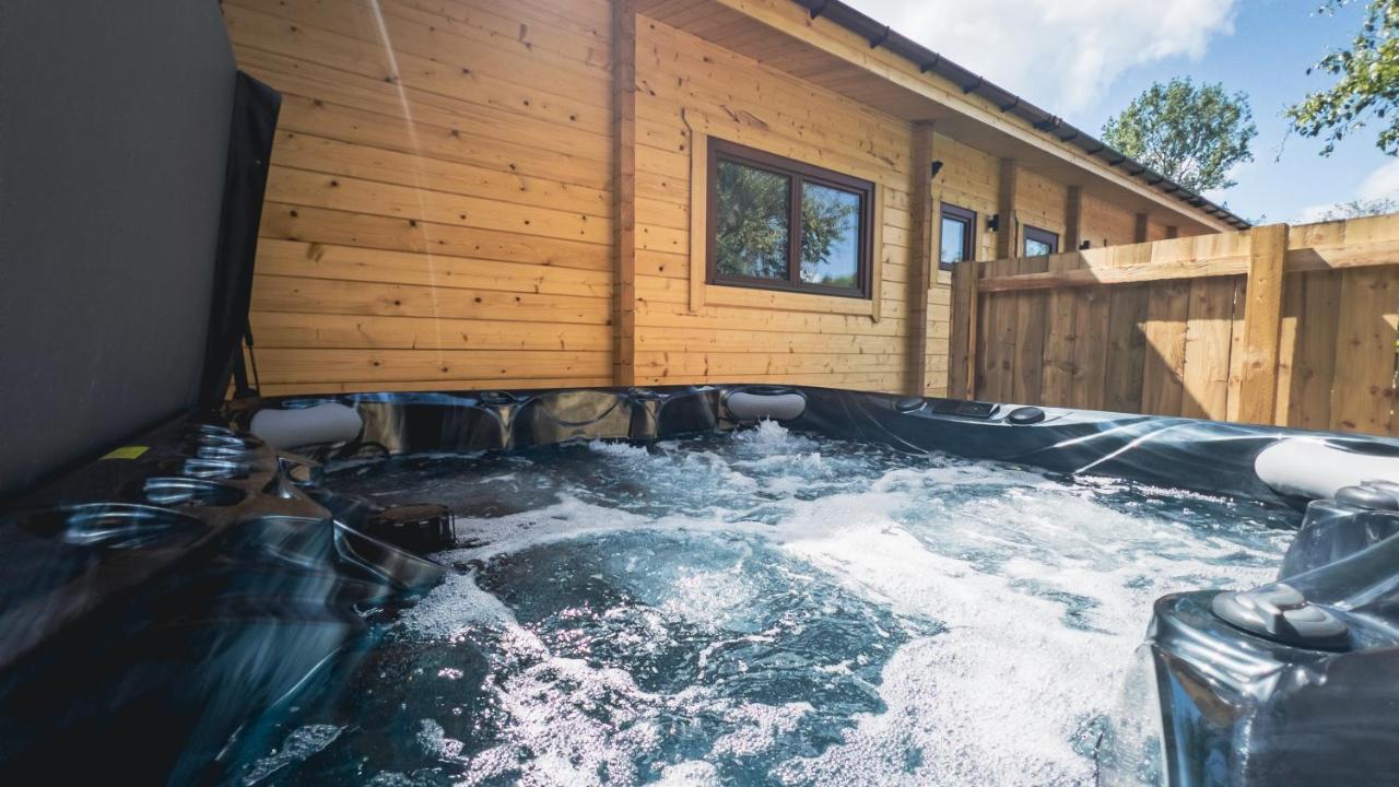 Sundance Lodge, Fantastic New Cabin With Hot Tub - Sleeps 6 - Largest In Felmoor Park มอร์เพท ภายนอก รูปภาพ