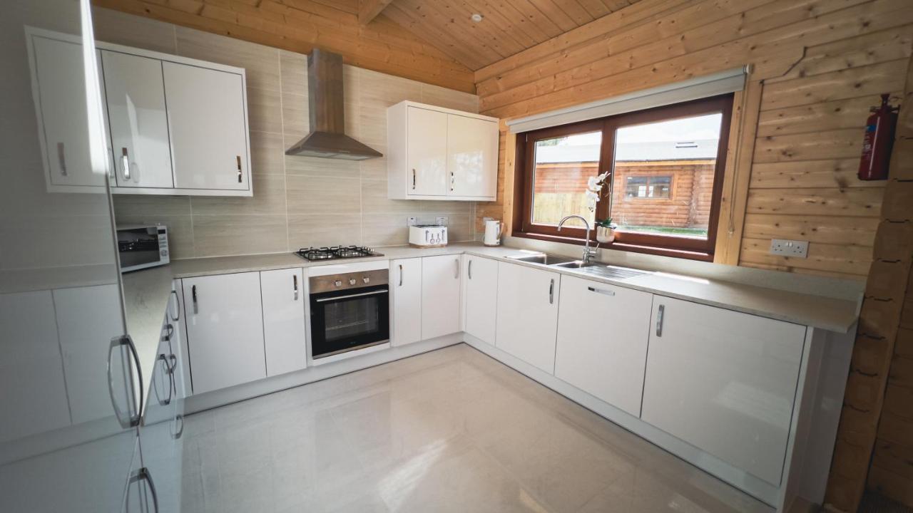 Sundance Lodge, Fantastic New Cabin With Hot Tub - Sleeps 6 - Largest In Felmoor Park มอร์เพท ภายนอก รูปภาพ